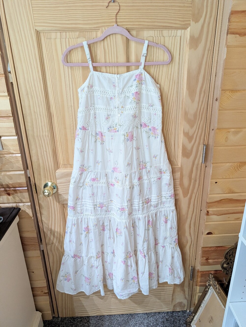 Women's Universal Threads XS White Floral Tiered Maxi Dress with Pink Accents